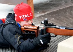 Юный норвежский спортсмен с винтовкой "Биатлон". Фото ОАО "Ижмаш"