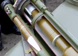РПГ-30, имитатор цели (слева внизу). Фото "Оружие России" (А. Соколов)